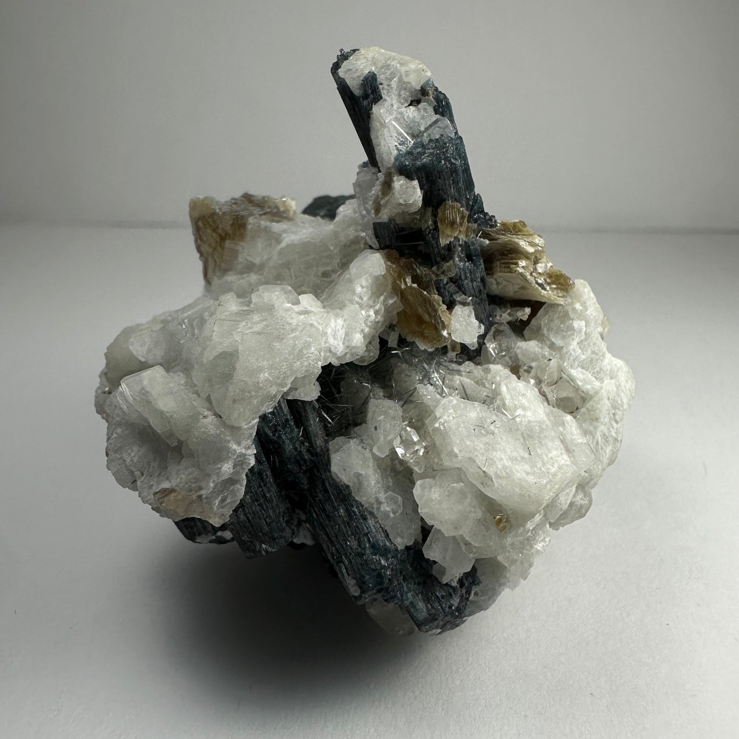 Green Tourmaline with Quarz, Mica and Albite from Brazil